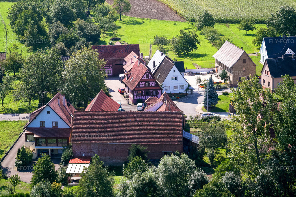 Aerial view: Rue de la Chapelle in Niederlauterbach in the state Bas-Rhin, France. – Photo: IMG_3581.jpg taken on 08/31/2006 by Werner Riehm/FLY-FOTO.com – Resolution of the original: 3456 x 2304 px