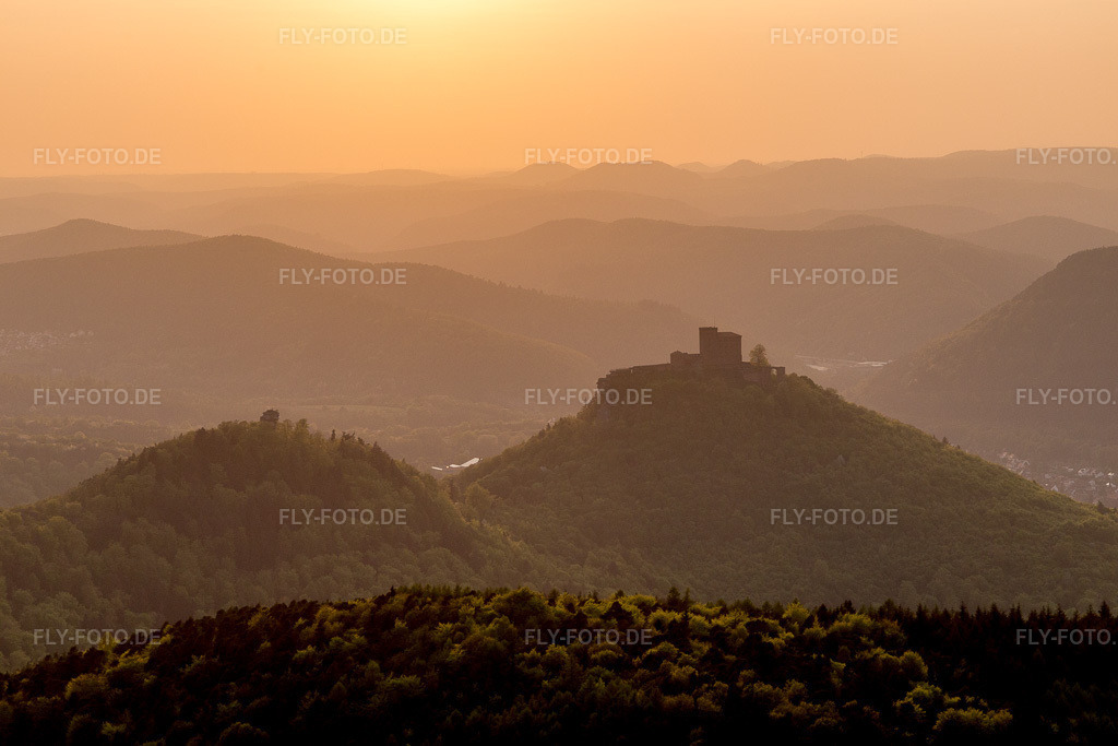 Luftbild: Burg Trifels in Annweiler am Trifels im Bundesland Rheinland-Pfalz in Deutschland. Foto: IMG_106857.jpg vom 21.04.2018 durch Werner Riehm/FLY-FOTO.de
