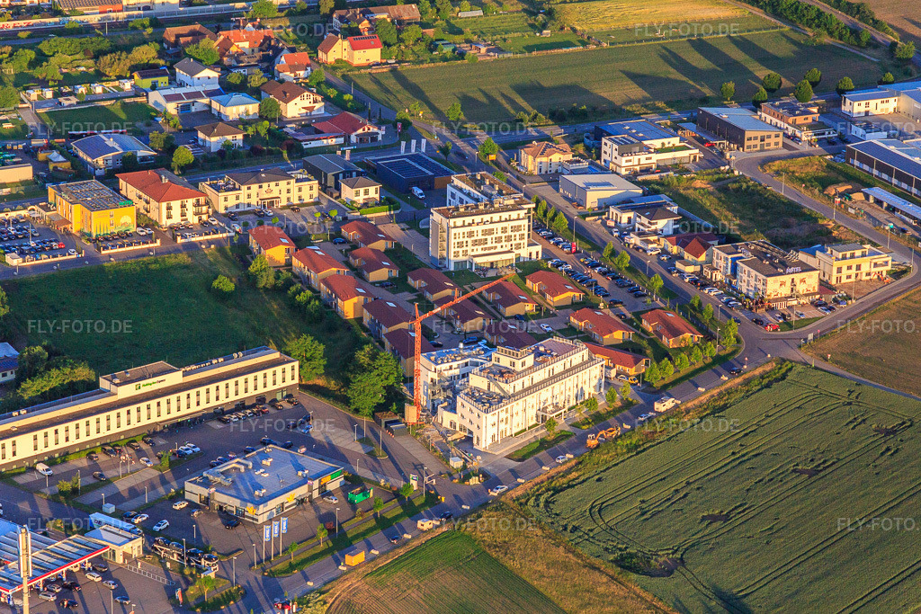 Luftbild: Hotel Babylon Royal & Spa und Hotel Holiday Inn Express Ringsheim in Ringsheim im Bundesland Baden-Württemberg in Deutschland. Foto: IMG_147971.jpg vom 30.05.2025 durch Werner Riehm/FLY-FOTO.deWWW.IHG.COM