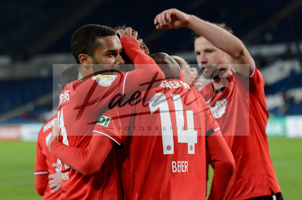 H96DUS20211027_015 | Fussball, Herren: Sebastian Kerk (Hannover 96) Torjubel, jubelt mit seiner Mannschaft nach dem Treffer zum 1:0 bei dem Spiel der 2. Runde im DFB-Pokal zwischen Hannover 96 und Fortuna Duesseldorf in der HDI-Arena am 27.10.2021 in Hannover, Deutschland.DFB / DFL REGULATIONS PROHIBIT ANY USE OF PHOTOGRAPHS AS IMAGE SEQUENCES AND/OR QUASI-VIDEO. - Realisiert mit Pictrs.com