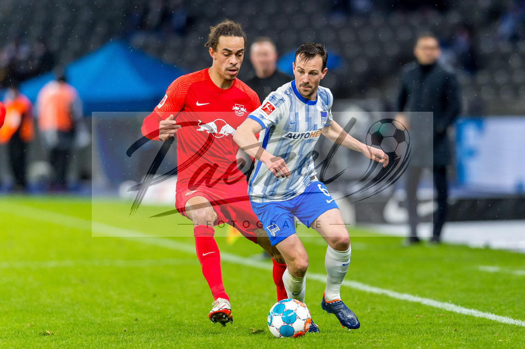 BSCRBL20220220_033 | Fussball, Herren: Yussuf Poulsen (RB Leipzig) und Vladimir Darida (Hertha BSC) im Zweikampf bei dem Spiel der 1. Bundesliga zwischen Hertha BSC und RB Leipzig im Olypiastadion am 20.02.2022 in Berlin, Deutschland.DFB / DFL REGULATIONS PROHIBIT ANY USE OF PHOTOGRAPHS AS IMAGE SEQUENCES AND/OR QUASI-VIDEO. - Realisiert mit Pictrs.com