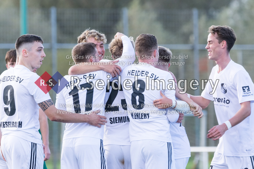 Fußball, Saison 2022/23, Flens-Oberliga, VfB Lübeck II - Heider SV, Lohmühle KR (Lübeck), 16.10.2022, 14. Spieltag | Mika Christopher Kieselbach (#9, Heide), Lennart Busch (#17, Heide), Thede Christian Reimers (#21, Heide), Melf Siemund (#23, Heide), Marvin Ehlert (#8, Heide) und Jesper Tiedemann (#10, Heide) freuen sich über einen Treffer.