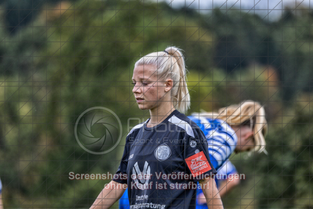 20251012_124141_0201-Bearbeitet | #,1.FC Donzdorf II (schwarz) vs. TSV Silmingen (blau), Fussball, Frauen-Quali Bezirksliga - Bezirk Neckar/Fils, 05. Spieltag, Saison 2025/2026, Rasenplatz Lautertal Stadion, Süßener Straße 16, 73072 Donzdorf, 12.10.2025 - 11:00 Uhr,Foto: PhotoPeet-Sportfotografie/Peter Harich