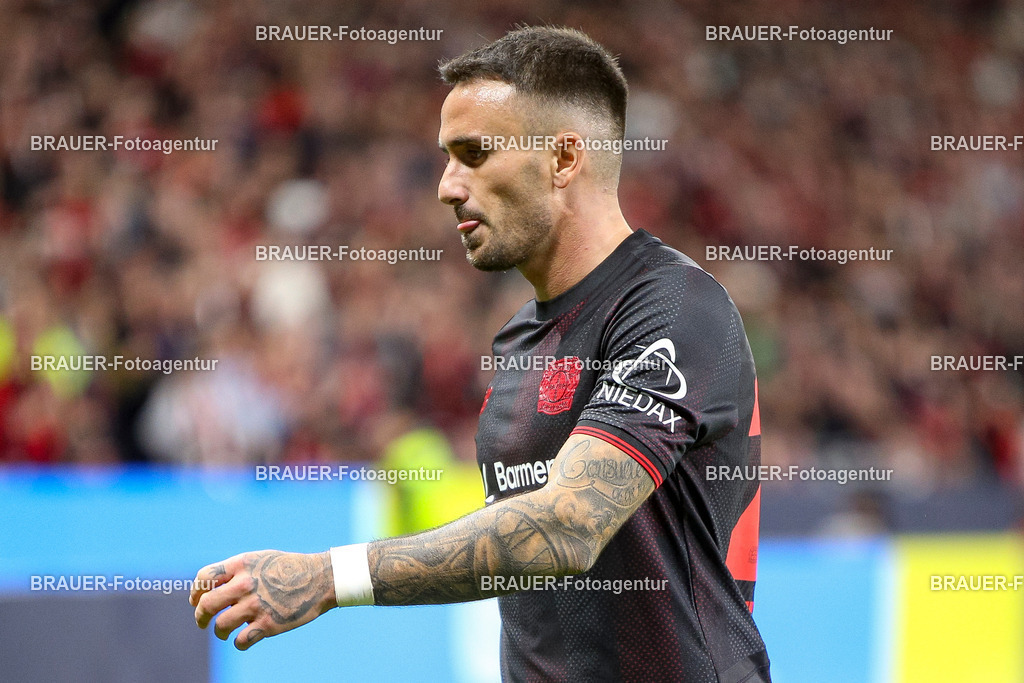 Bayer 04 Leverkusen vs Eintracht Frankfurt - Bundesliga  | Leverkusen, Deutschland, 12.09.25:   Aleix Garcia (Bayer 04 Leverkusen) schaut waehrend des Spiels der Bundesliga zwischen  Bayer 04 Leverkusen vs Eintracht Frankfurt in der BayArena(Foto von Brauer-Fotoagentur / Adrian Schlueter)
