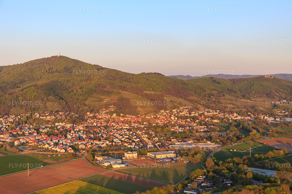 Luftbild: Ortsansicht zu Füßen des Melibokus in Zwingenberg im Bundesland Hessen in Deutschland. Foto: IMG_077840.jpg vom 23.04.2015 durch Werner Riehm/FLY-FOTO.de