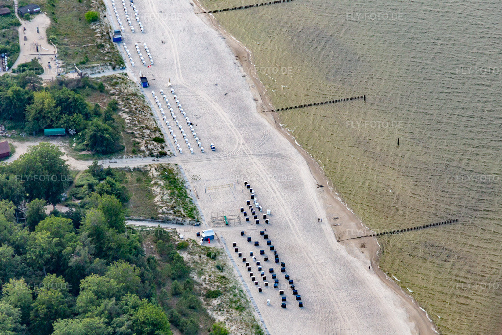 Luftbild: Strandkörbe an der Uferpromenade des Ostseebad Ückeritz in Ückeritz im Bundesland Mecklenburg-Vorpommern in Deutschland. Foto: IMG_141528.jpg vom 06.06.2024 durch Werner Riehm/FLY-FOTO.de