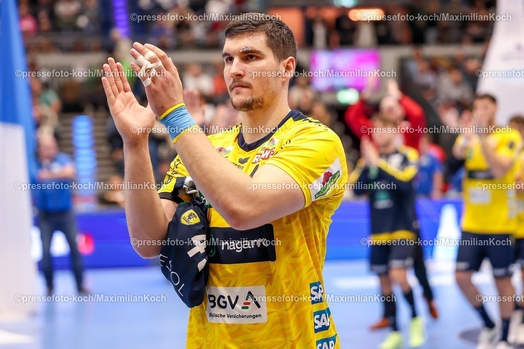 BHC16112501009 | 16.11.2025, Handball, HBL, Bergischer HC - Rhein-Neckar Löwen, Mitsubishi Electric HALLE Düsseldorf: Halil Jaganjac (Rhein-Neckar Löwen #45) mit Narbe Verletzung verletzt am Kopf grüßt die Fans 