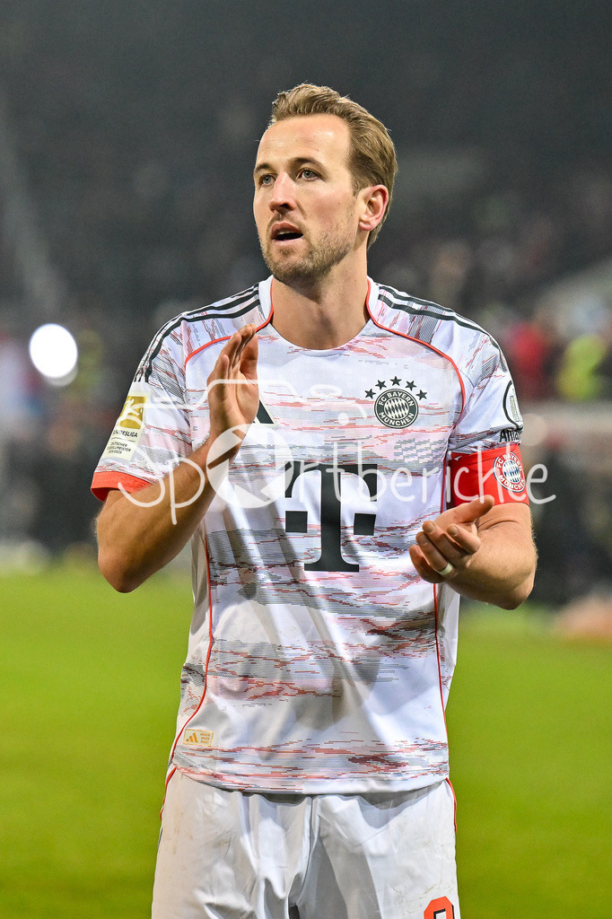 1. FC Heidenheim - FC Bayern München | HEIDENHEIM, GERMANY - 21. DECEMBER: die Spieler des FC Bayern feiern zusammen mit den Fans den Auswärtssieg in Heidenheim nach dem Bundesligamatch zwischen dem 1. FC Heidenheim und dem FC Bayern München am 15. Spieltag in der Voith-Arena / DFL REGULATIONS PROHIBIT ANY USE OF PHOTOGRAPHS AS IMAGE SEQUENCES AND/OR QUASI-VIDEO / Harry KANE (FC Bayern Munich 9)