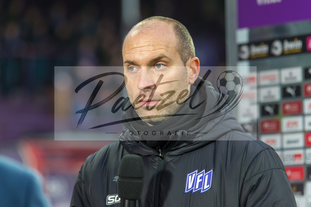 OSNTSV20211106_192 | Fussball, Herren: Trainer Daniel Scherning (VfL Osnabrueck) im Interview bei dem Spiel der 3. Liga zwischen VfL Osnabrueck und TSV 1860 Muenchen im Stadion an der Bremer Bruecke am 06.11.2021 in Osnanbrueck, Deutschland.DFB / DFL REGULATIONS PROHIBIT ANY USE OF PHOTOGRAPHS AS IMAGE SEQUENCES AND/OR QUASI-VIDEO. - Realisiert mit Pictrs.com