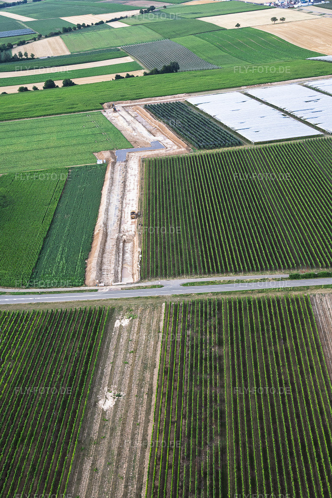 Luftbild: Erdarbeiten für Trasse zwischen erstem Bohrplatz auf dem Schleidberg zum zweiten Bohrplatz auf dem Trappelberg des Lionheart-Projekts der Vulcan Energy für die zukünftige klimaneutrale Wärmeversorgung der Stadt Landau sowie Lithiumextraktion und Stromproduktion durch ORC-Anlage in Insheim im Bundesland Rheinland-Pfalz in Deutschland.Foto: IMG_157886.jpg vom 19.07.2026 durch Werner Riehm/FLY-FOTO.deAuflösung des Originals: 4000 x 6000 pxVULCAN ENERGY RESOURCES