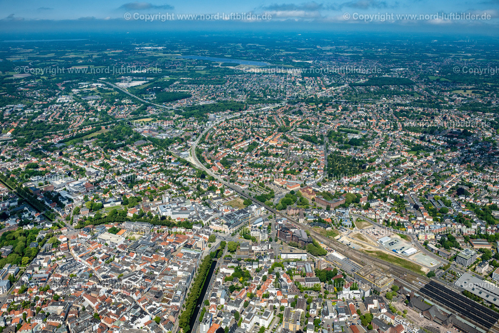 Oldenburg_ELS_5113050623 | OLDENBURG 05.06.2023 Stadtgebiet mit Außenbezirken und Innenstadtbereich in Oldenburg im Bundesland Niedersachsen, Deutschland. // City area with outside districts and inner city area in Oldenburg in the state Lower Saxony, Germany. Foto: Martin Elsen