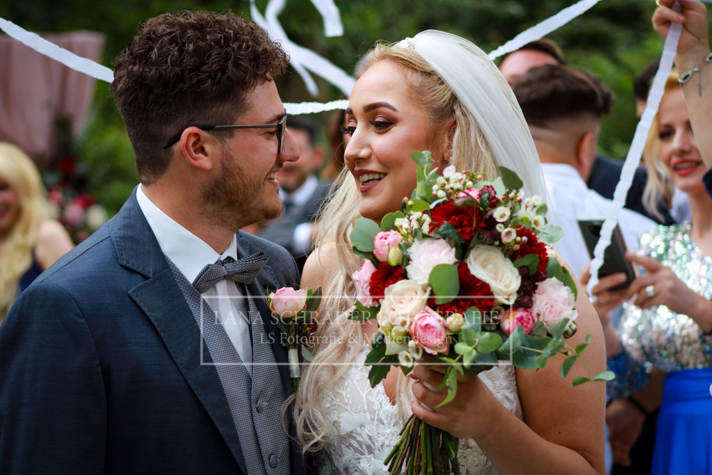 Hochzeit Sven _ Evi 08.07.22 Freie Trauung-10 | lanaschraderfotografie - Realisiert mit Pictrs.com