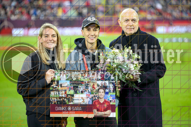 Deutschland vs Frankreich - Halbfinale - UEFA Women's Nations League | Düsseldorf, Deutschland, 24.10.25:   links Nia Künzer (Sportdirektorin) und rechts Bernd Neuendorf (Präsident DFB) verabschieden Sara Doorsun waehrend des Halbfinals der UEFA Women's Nations League zwischen Deutschland vs Frankreich in der Merkur-Spiel-Arena(Foto von Brauer-Fotoagentur / Adrian Schlueter)