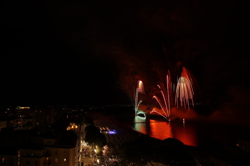 Ferragosto Fireworks in Grado, Italy | GRADO, ITALY, 15.AUG.26 - FIREWORKS - Ferragosto fireworks over the Adriatic Sea in Grado, Italy. Colorful fireworks light up the night sky above the beach, coastline and waterfront during the traditional summer celebration. - Realisiert mit Pictrs.com