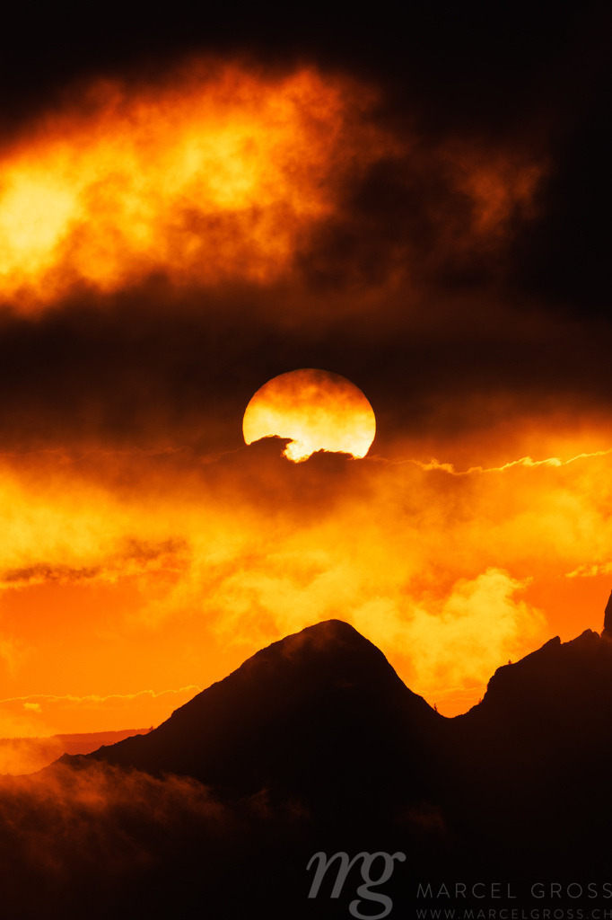 dramatic sunset with clouds and the sun in the Alpine foothills of Fribourg | Die ideale Geschenkidee für Naturliebhaber. Naturbilder von Marcel Gross Photography für ihr Zuhause in den verschiedensten Formaten und Materialien. - Realisiert mit Pictrs.com