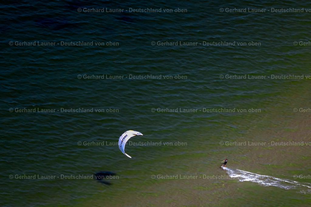 4037945 | LABOE 07.08.2020 Wasseroberfläche an einer Bucht entlang der Meeres- Küste " Kiter beim Wassersport " in Laboe an der Kieler Förde im Bundesland Schleswig-Holstein, Deutschland. // Water surface at the bay along the sea coast " Kiter beim Wassersport " in Laboe on the Kiel Fjord in the state Schleswig-Holstein, Germany. Foto: Gerhard Launer