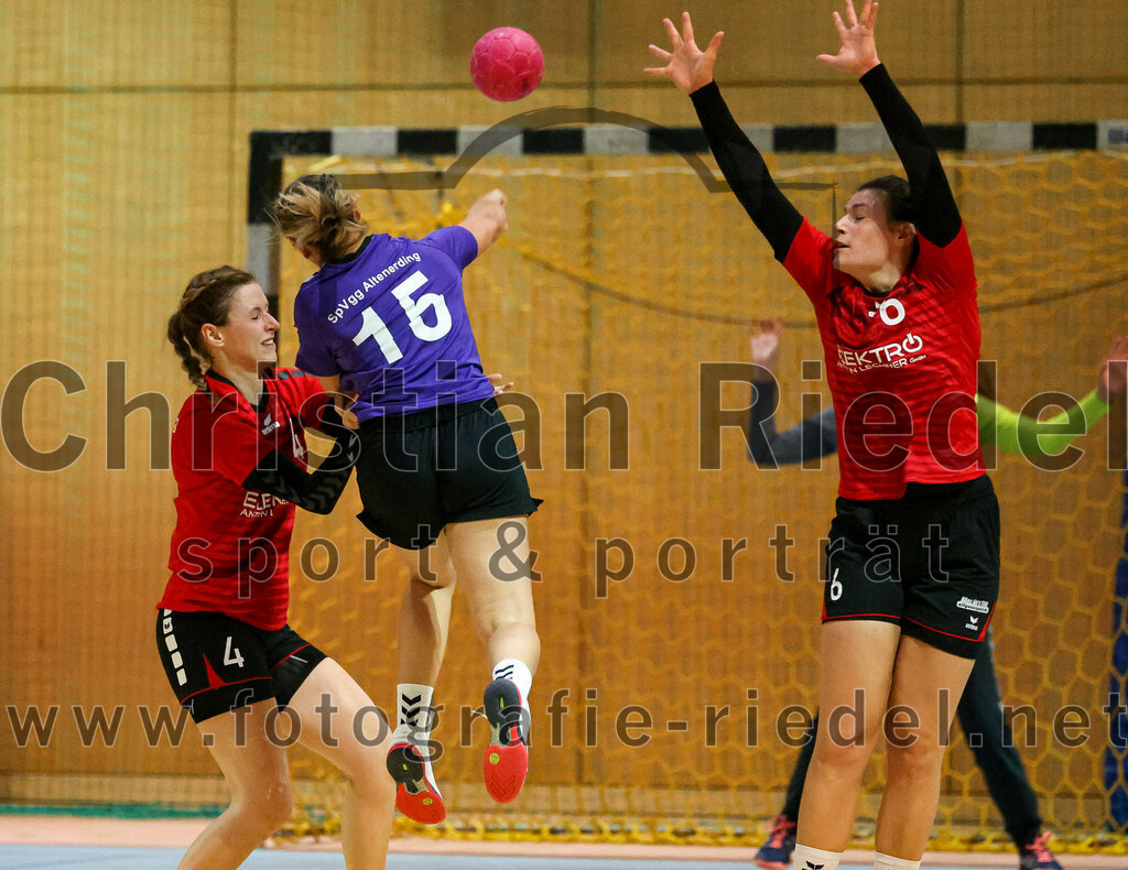2022-11-05_094_SpVgg_Altenerding_gegen_SpVgg_Erdweg | Erding, Deutschland, 05.11.2022:
Handball, Bezirksoberliga Frauen Altbayern 2022 / 2023, 3. Spieltag, SpVgg Altenerding gegen SpVgg Erdweg, Endergebnis: 27:16

Anna-Katharina Luca (SpVgg Erdweg, #4), Lena Prem (SpVgg Altenerding, #15), Anna Wallner (SpVgg Erdweg, #6)

Foto: Christian Riedel / fotografie-riedel.net