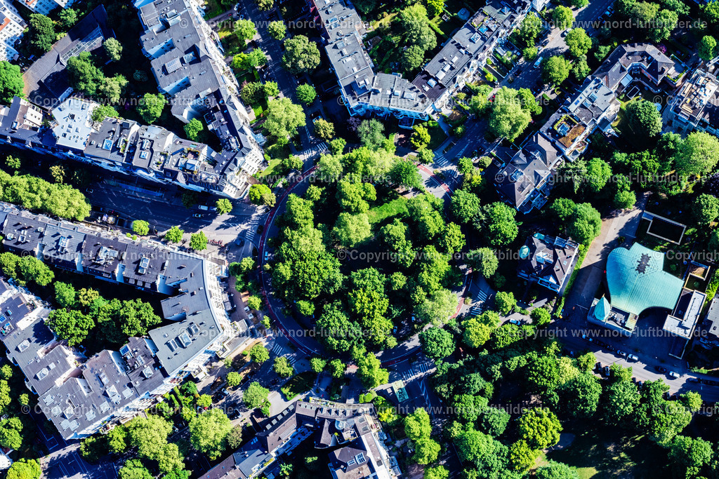 Hamburg_Harvestehuder_Klosterstern_Kreisel_ELS_2814240525 | HAMBURG 24.05.2025 Senkrecht- Luftbild aus der Satelliten- Perspektive vom Verkehrsführung des Kreisverkehr und Straßenverlauf an der Oderfelder Straße - Rothenbaumchaussee - Harvestehuder Weg am U-Bahnhof Klosterstern im Ortsteil Harvestehude in Hamburg, Deutschland. // Vertical aerial view from the satellite perspective of the traffic management of the roundabout road on Oderfelder Strasse - Rothenbaumchaussee - Harvestehuder Weg at the Klosterstern underground station in the district Harvestehude in Hamburg, Germany. Foto: Martin Elsen