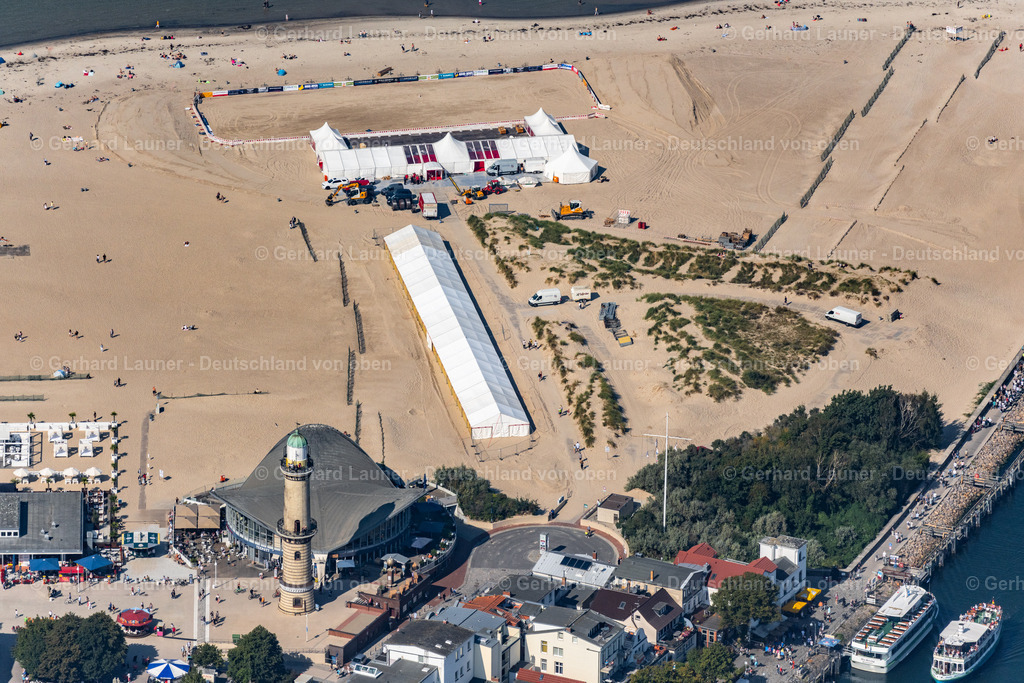 4061957 | Warnemünde 08.09.2021 Tische und Sitzbänke der Freiluft- Gaststätten Gebäude - Ensemble Leuchtturm - Teepott am Sandstrand im Ortsteil Warnemünde in Rostock im Bundesland Mecklenburg-Vorpommern, Deutschland. Weiterführende Informationen bei: Teepott-Restaurant,  w.Holz GmbH Gastronomie &amp; Catering-Team. // Tables and benches of open-air restaurants Gebaeude - Ensemble Leuchtturm - Teepott in the district Warnemuende in Rostock in the state Mecklenburg - Western Pomerania, Germany. Further information at: Teepott-Restaurant,  w.Holz GmbH Gastronomie &amp; Catering-Team. Foto: Gerhard Launer