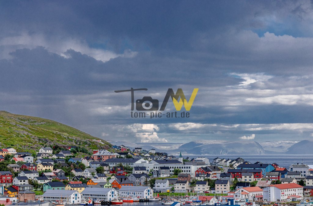 Honningsvåg, Norwegen,gilt als die nördlichste Stadt Europas | Das Bild zeigt Honningsvåg, Norwegen, die als nördlichste Stadt Europas gilt und das Tor zum berühmten Nordkap ist. Honningsvåg liegt auf der Insel Magerøya und ist bekannt für seine spektakuläre Landschaft, die Mitternachtssonne im Sommer und die Nordlichter im Winter.  - Realisiert mit Pictrs.com