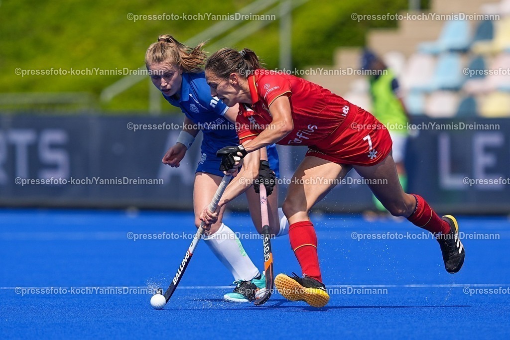 xydrx13082502018 | 13.08.2025, xydrx, Frauen EuroHockey Championship 2025, Gruppenphase, Gruppe B, Belgien - Schottland, Sparkassenpark Mönchengladbach: Charlotte Watson (SCO #12) im Zweikampf gegen Judith Van der Meiren (BEL #7)