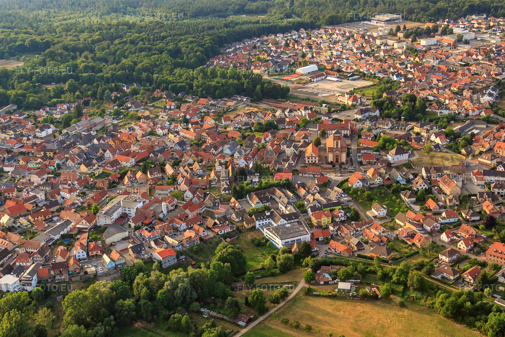 Vue aérienne: Vue d'ensemble de la ville depuis le sud, y compris l'église Saint-Michel. à Soufflenheim dans le département Bas Rhin, France – .Photo: IMG_30555.jpg prise le 09/07/2010 par Werner Riehm/FLY-FOTO.eu – Résolution de l'original: 4516 x 3011 px