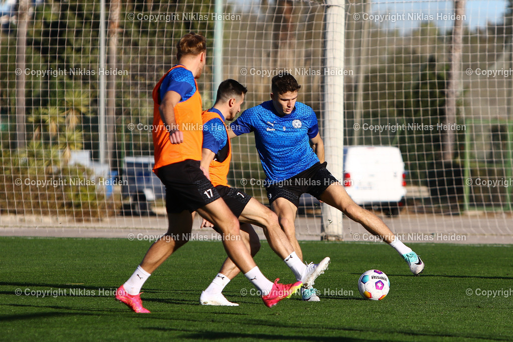 NH_HolsteinKiel_Trainingslager_Spanien2024_Training_03012024 | #9 Benedikt Pichler und #7 Steven Skrzybski (Holstein Kiel)

Training I Trainigslager Oliva Nova (Spanien) I 03.01.2024