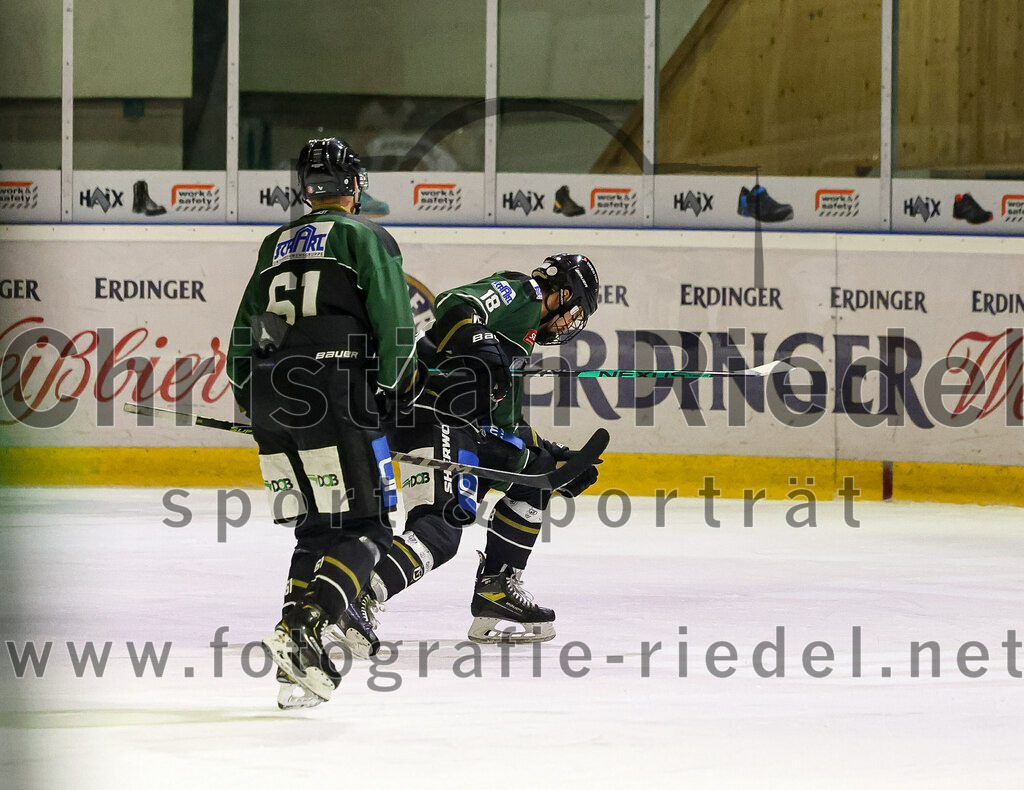2023-03-07_068_TSV_Erding_gegen_ESC_Kempten | Erding, Deutschland, 07.03.2023:
Eishockey, Bayernliga Playoffs 2022 / 2023, Viertelfinale, TSV Erding gegen ESC Kempten, Endergebnis: 9:3

Roni Rukajärvi (Erding Gladiators, #61), Daniel Krzizok (Erding Gladiators, #18)

Foto: Christian Riedel / fotografie-riedel.net