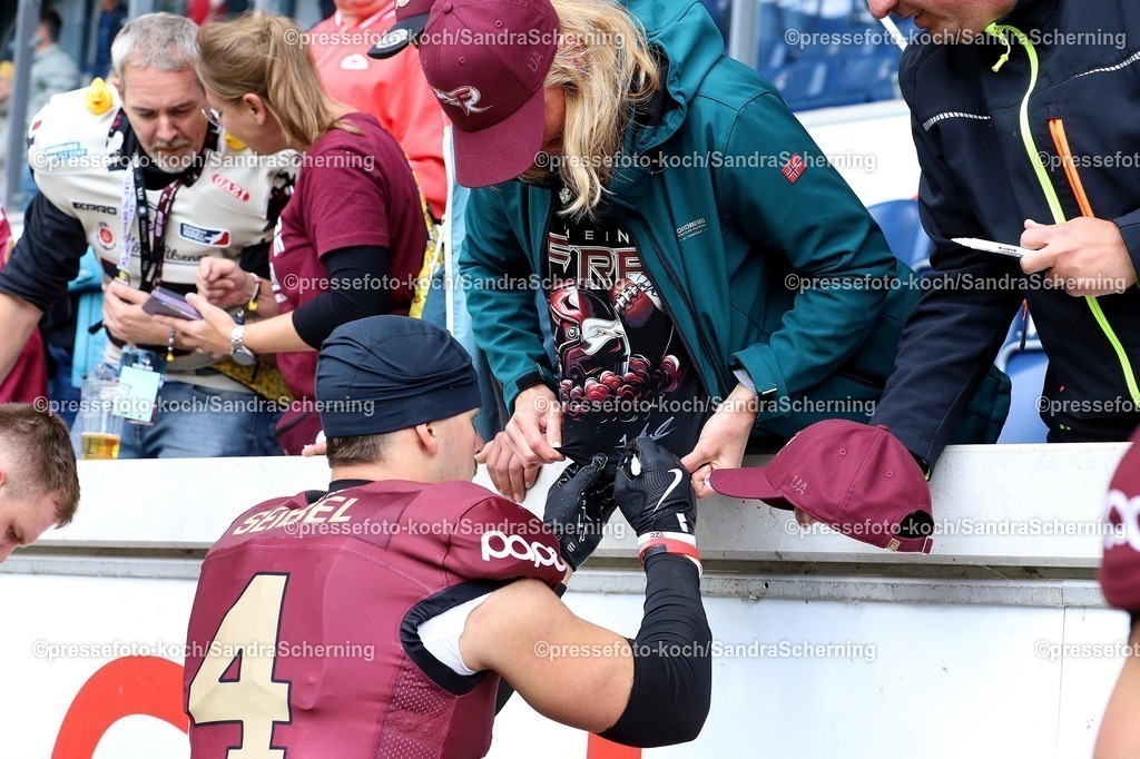xSSC08062501079 | 08.06.2025, xsscx, American Footballl, Rhein Fire - Paris Musketeers, EFL, Schauinsland-Reisen-Arena, Saison 2025: Cornerback Jannik Seibel (4) von Rhein Fire signiert das T-Shirt eines Fans von Rhein Fire nach dem Spiel