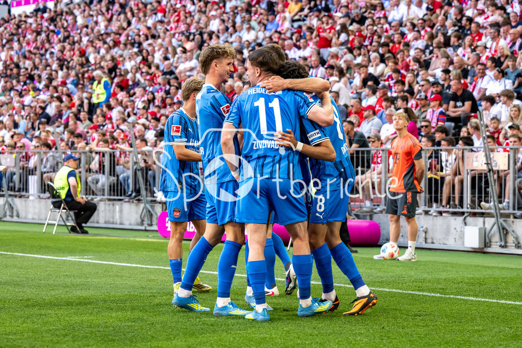 FC Bayern München - 1. FC Heidenheim | MUNICH, GERMANY - 02. MAI: Jubel der Gäste nach dem Treffer zum 0-2 durch Eren Sami DINKCI (1. FC Heidenheim 8) während dem Bundesligamatch zwischen dem FC Bayern München und dem 1. FC Heidenheim am 32. Spieltag in der Allianz Arena / DFL REGULATIONS PROHIBIT ANY USE OF PHOTOGRAPHS AS IMAGE SEQUENCES AND/OR QUASI-VIDEO