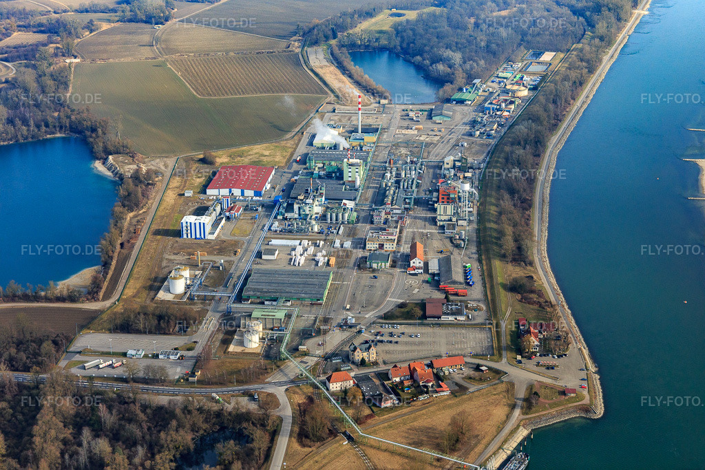 Luftbild: Industrie am Rheinufer von Südwesten in Lauterbourg im Bundesland Bas-Rhin in Frankreich.Foto: IMG_096935.jpg vom 19.02.2017 durch Werner Riehm/FLY-FOTO.deAuflösung des Originals: 5472 x 3648 px
