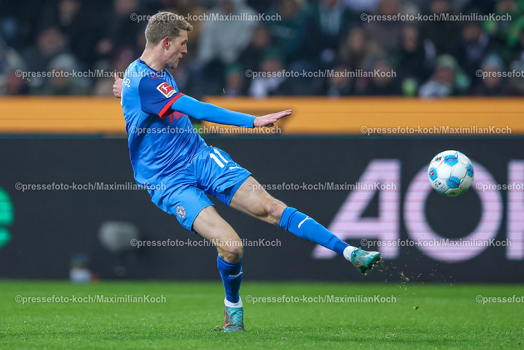 BMG14122401074 | 14.12.2024, Fußball, Borussia Mönchengladbach - Holstein Kiel, 1. Fußball Bundesliga, Borussia-Park, Saison 2024 2025: Alexander Bernhardsson (Kiel #11)DFB regulations prohibit any use of photographs as image sequences and or quasi-video.