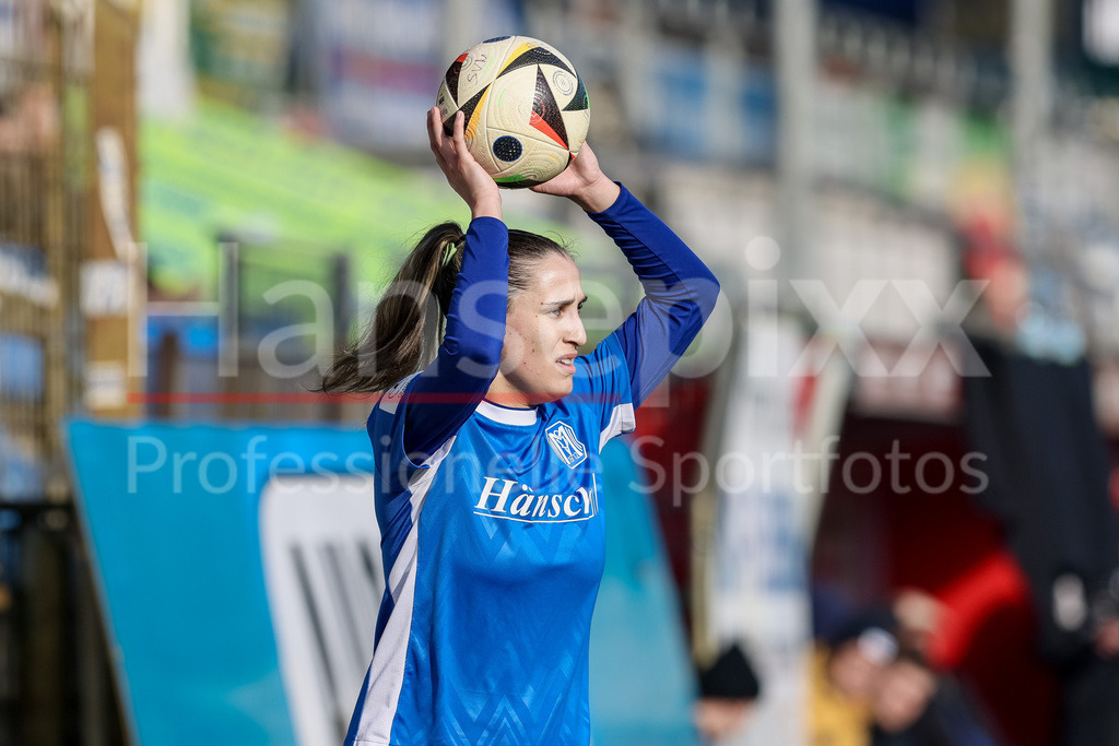 Fussball, 2. Frauen-Bundesliga, SV Meppen - SV 67 Weinberg | v.li.: Jeske Steenwijk (SV Meppen, 2) beim Einwurf, Aktion, Action, Spielszene, Portrait, Nahaufnahme, Einzelfoto, Einzelbild, DIE DFB-RICHTLINIEN UNTERSAGEN JEGLICHE NUTZUNG VON FOTOS ALS SEQUENZBILDER UND/ODER VIDEOÄHNLICHE FOTOSTRECKEN. DFB REGULATIONS PROHIBIT ANY USE OF PHOTOGRAPHS AS IMAGE SEQUENCES AND/OR QUASI-VIDEO.