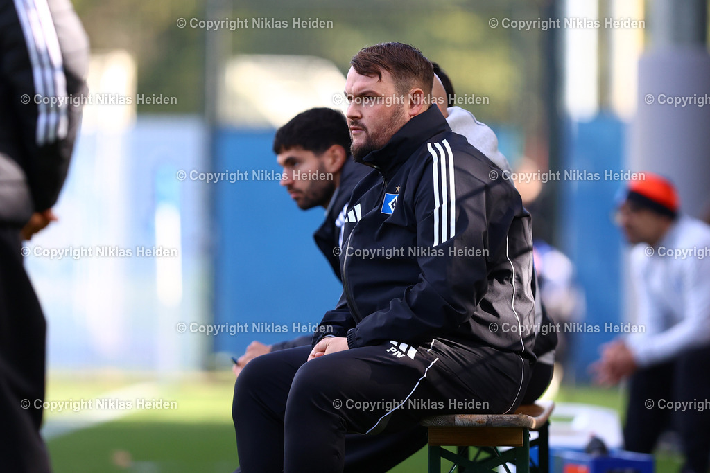 NH_HamburgerSVU19_SVWerderBremenU19_DFBNachwuchsliga_18102025 | Phil Nabaoui (Co-Trainer, Hamburger SV U19)Fußball I Junioren I U19 DFB-Nachwuchsliga Vorrunde Gruppe A I Saison 2025-2026 I 8. Spieltag I Hamburger SV U19 - SV Werder Bremen U19 I 18.10.2025 I Trainingsplatz Volksparkstadion