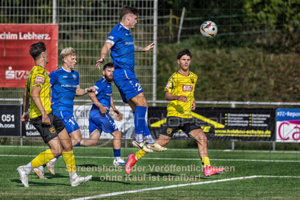 20250824_170930_0112-Bearbeitet | #,1.FC Heiningen (gelb) vs. TSG Salach (blau), Fußball, Bezirksliga - Bezirk Neckar/Fils, 01. Spieltag, Saison 2025/2026, Kunstrasenplatz Sportzentrum Heiningen, Krautgarten 1, 73092 Heiningen, 24.08.2025 - 15:30 Uhr,Foto: PhotoPeet-Sportfotografie/Peter Harich