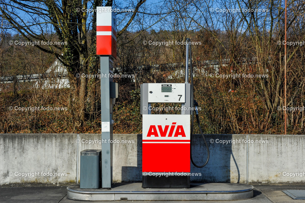 Deutschland_ Baden-Wuerttemberg_ Ebersbach an der Fils_ 14.01.2025-9 | 14.01.2025, Deutschland, GER, Baden-Wuerttemberg, Ebersbach an der Fils, im Bild Avia, Tankstelle, Spritpreise, Sprit, Treibstoff, Zapfsaeule, Benzin, Diesel, Superbenzin, Ultimate Diesel, CO2 Steuer, Oelpreise, teuer, Euro, Auto, KFZ, LKW, Verteuerung, Erhoehung, Tanken, Marke, Schild, Logo, Leuchtreklame, Werbung