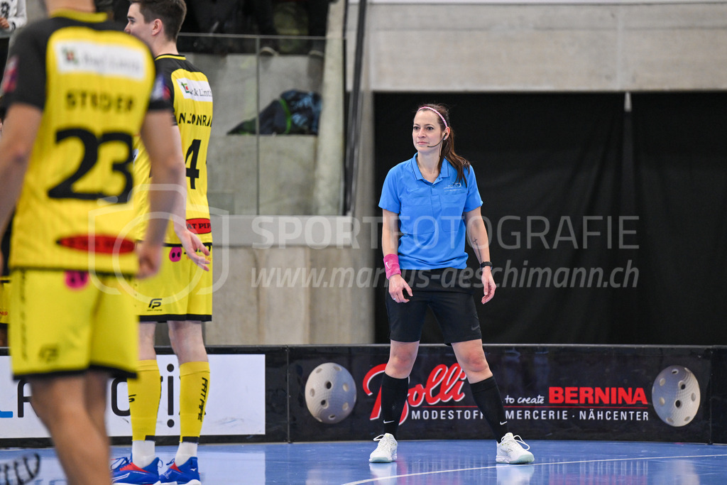 HC Rychenberg vs Floorball Köniz - 18. Dezember 2022 | HC Rychenberg vs Floorball Köniz
AXA Arena, Winterthur
Schiedsrichterin Sandra Zurbuchen.
Bild: Sportfotografie Markus Aeschimann | www.markus-aeschimann.ch - Realisiert mit Pictrs.com