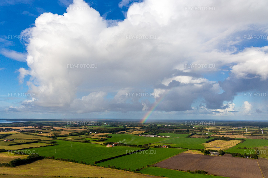 Vue aérienne: Arc-en-ciel sous les nuages cumulus à Janderup dans le département Syddanmark, Danemark. Photo: IMG_103467.jpg prise le 16/09/2017 par Werner Riehm/FLY-FOTO.eu – Résolution de l'original: 5001 x 3334 px
