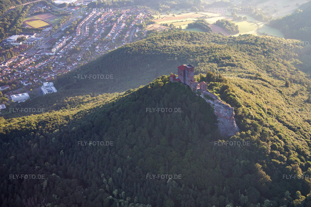 Luftbild: Kletterfelsen Trifels in Annweiler am Trifels im Bundesland Rheinland-Pfalz in Deutschland. Foto: IMG_091594.jpg vom 10.07.2016 durch Werner Riehm/FLY-FOTO.de