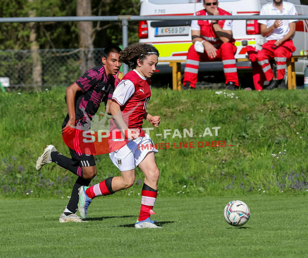 AUSTRIA U15 - MEXICO U15 | Jose Quinones (Mexico #7) FABIAN SILBER (Austria #10) ; AUSTRIA U15 - MEXICO U15 am 29.04.2022 in Arnoldstein
(Sportplatz), AUSTRIA, (Photo by Ernst Krawagner sport-fan.at) - Realisiert mit Pictrs.com