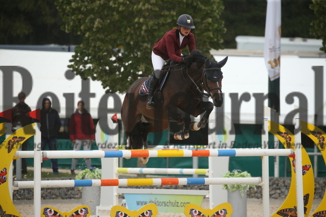 Villingendorf_2022_Prfg.Nr.08_zwei Phasen_Springprfg.Kl.M_Youngster_Elisabeth Meyer_Vaentina M 4 (3) | Alle Fotos der Reiterjournal Fotografin Doris Matthaes im Reiterjournal Online-Fotoshop. - Realisiert mit Pictrs.com
