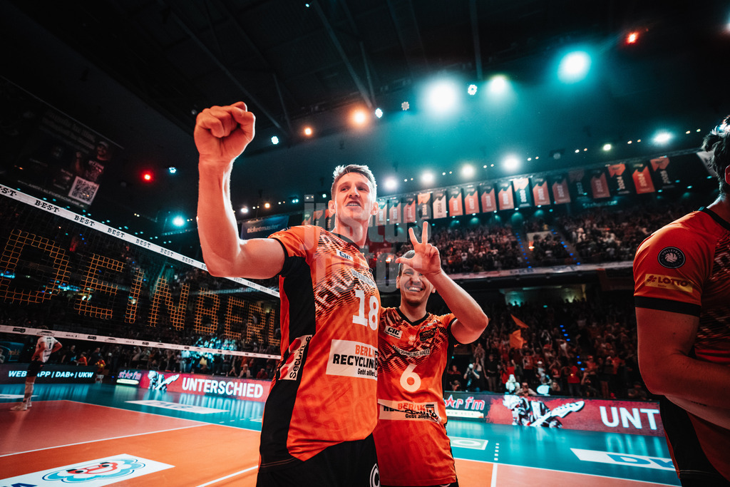 Volleyball | Herren | Saison 2024/2025 | 1. Volleyball Bundesliga Männer | Finale | BERLIN RECYCLING Volleys vs. SVG Lüneburg | 03.05.2025 | v.l. Florian Krage (#18, Berlin Recycling Volleys) und Johannes Tille (#6, Berlin Recycling Volleys) jubeln nach dem Sieg und der Meisterschaft. Tille deutet mit seinen Fingern die dritte Meisterschaft in Folge an