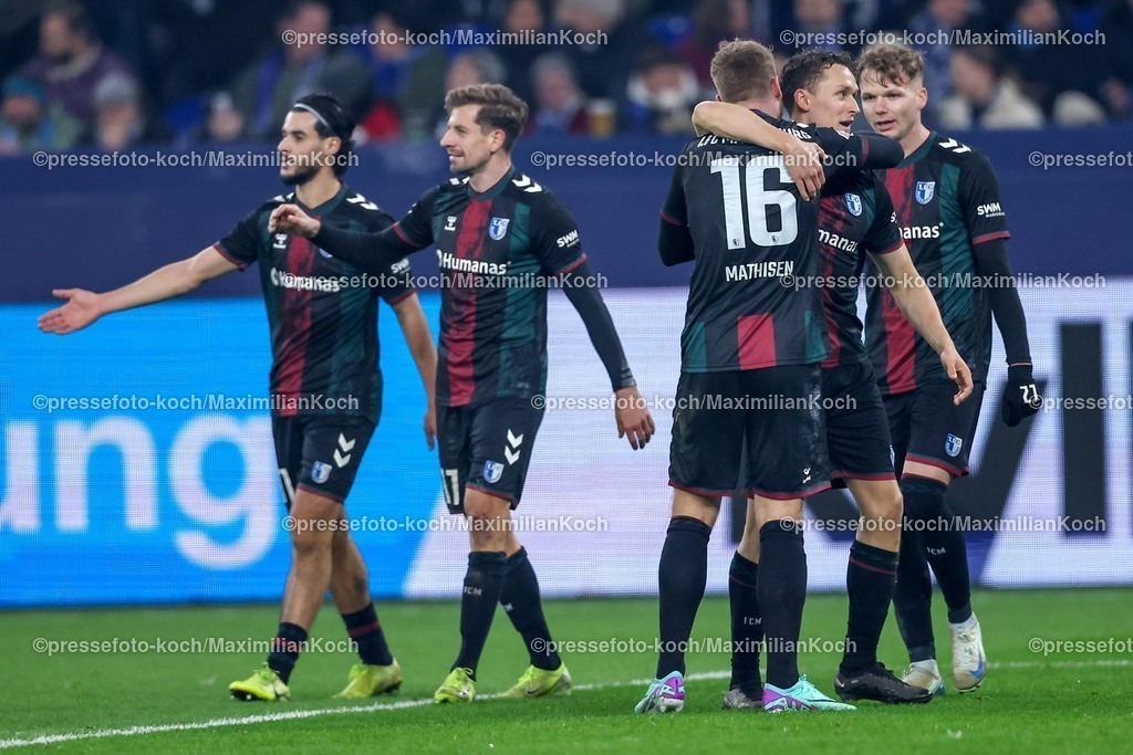 S0401022501076 | 01.02.2025, Fußball, FC Schalke 04 - 1. FC Magdeburg, 2.. Fußball Bundesliga, 20. Spieltag, Veltins-Arena Gelsenkirchen, Saison 2024 2025: Torjubel nach dem 5:1 durch Martijn Kaars (1.FC Magdeburg #9)DFB regulations prohibit any use of photographs as image sequences and or quasi-video.