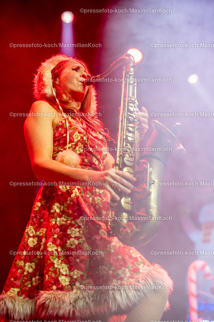 KKU20122401017 | 20.12.2024, xkkux, Düsseldorf, Mitsubishi Electric HALLE,  Die Band Guildo Horn und Die Orthopädischen Strümpfe performen bei ihrem Show-Konzert Weihnachten mit Guildo