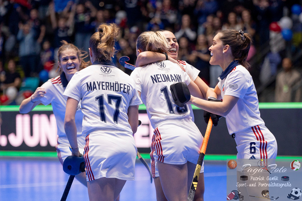 Volvo E.R.B. Final 4 Halbfinale Frauen: Mannheimer HC - Düsseldorfer HC, 25.01.2025 | Lisa Mayerhöfer (Mannheimer HC #17) & Verena Neumann (Mannheimer HC #19) & Carolin Seidel (Mannheimer HC #32) & Fiona Felber (Mannheimer HC #6) feiern da Tor zum 1:1 Ausgleich, Mannheimer HC - Düsseldorfer HC, Frankfurt, Süwag Arena, 25.1.2025 - Realisiert mit Pictrs.com