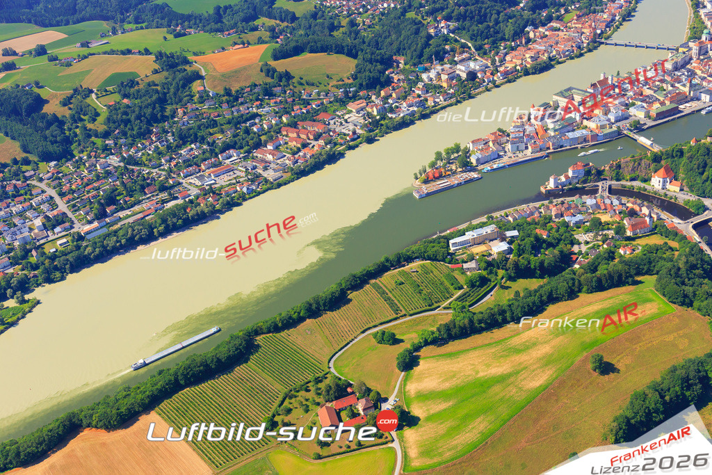 Die Luftaufnahme Altstadt - Passau wurde 2017 mittels Flugzeug (keine Drohne) erstellt. Perfekte Schärfe und Druck- Auflösung- Garantiert!