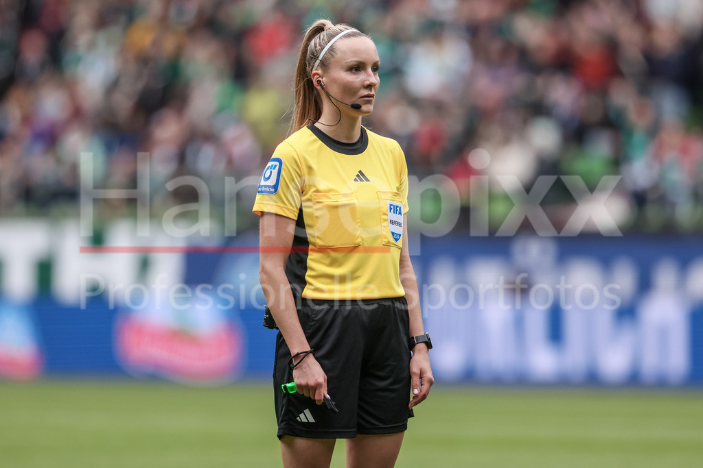 Fussball, Google Pixel Frauen-Bundesliga, SV Werder Bremen - Bayer 04 Leverkusen | v.li.: Schiedsrichterin Fabienne Michel, Portrait, Nahaufnahme, Einzelfoto, Einzelbild, DIE DFB-RICHTLINIEN UNTERSAGEN JEGLICHE NUTZUNG VON FOTOS ALS SEQUENZBILDER UND/ODER VIDEOÄHNLICHE FOTOSTRECKEN. DFB REGULATIONS PROHIBIT ANY USE OF PHOTOGRAPHS AS IMAGE SEQUENCES AND/OR QUASI-VIDEO.