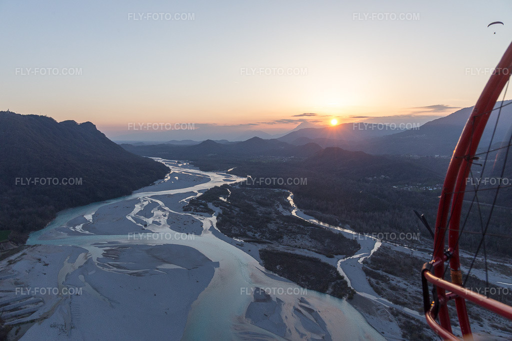 Aerial view: Narrow point of the Tagliamento between Pinzano al Tagliamento and San Pietro in Friuli-Venezia Giulia in San Daniele del Friuli in the state Udine, Italy.Photo: IMG_105609.jpg taken on 04/07/2018 by Werner Riehm/FLY-FOTO.comResolution of the original: 5472 x 3648 px