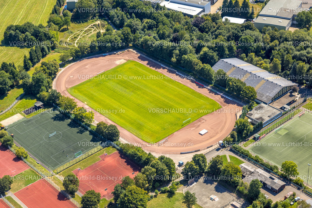 Kierspe250813028 | Luftbild, Sportpark Am Stadion, Rasenstadion mit Leichtathletikbahn, Fußballstadion Kiersper Sport-Club e.V. und Tennisplätze, Höferhof, Kierspe, Sauerland, Nordrhein-Westfalen, Deutschland