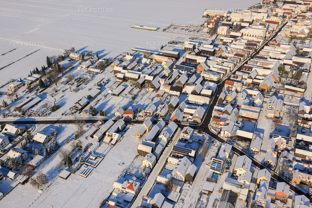 Luftbild: Hautpstraße Im Winter/Schnee im Ortsteil Hayna in Herxheim im Bundesland Rheinland-Pfalz in Deutschland. Foto: IMG_35972.jpg vom 18.12.2010 durch Werner Riehm/FLY-FOTO.de